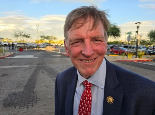 El representante Paul Gosar (R-Ar.) habla con un reportero a la salida de un mitin en Glendale, Arizona, el 23 de agosto de 2024. (Allan Stein/The Epoch Times)