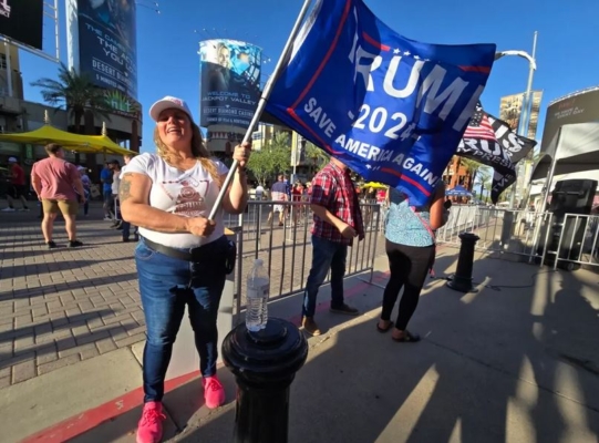 Tina Morales, de Florence, asiste a un mitin de Donald Trump en Glendale, Arizona, el 23 de agosto de 2024. (Allan Stein/The Epoch Times)