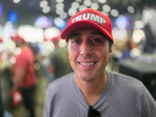 Leno Marin, un partidario de Trump de Phoenix, asistió a un mitin de Donald Trump en Glendale, Arizona, el 23 de agosto de 2024. (Allan Stein/The Epoch Times)