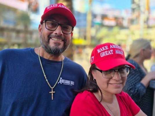 Miguel y Cyndia Bravo, partidarios de Trump, asistieron a un mitin de Donald Trump en Glendale, Arizona, el 23 de agosto de 2024. (Allan Stein/The Epoch Times)