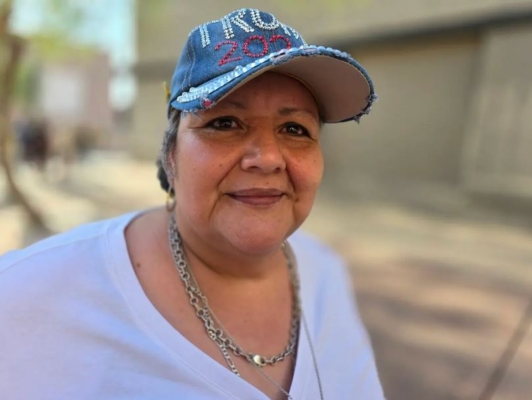 Edith Verjarcruz, de Arizona, fue una de las miles de personas que asistieron a un mitin de Donald Trump en Glendale, Arizona, el 23 de agosto de 2024. (Allan Stein/The Epoch Times)