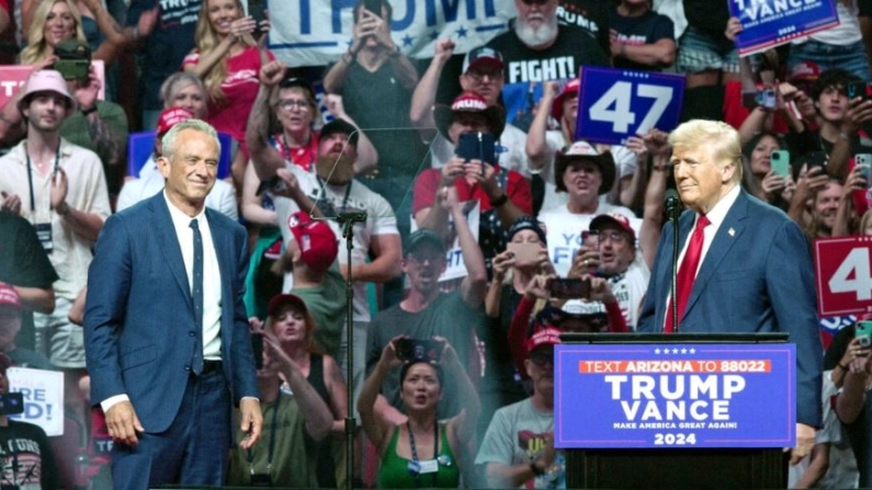 El expresidente de Estados Unidos y candidato presidencial republicano Donald Trump (d) da la bienvenida en el escenario al candidato presidencial independiente Robert F. Kennedy Jr. (i) durante un mitin de campaña en el Desert Diamond Arena de Glendale, Arizona, el 23 de agosto de 2024. (Olivier Touron / AFP vía Getty Images)