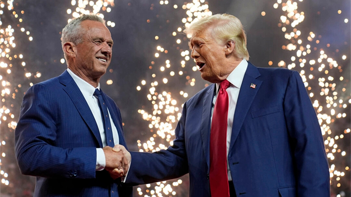 El candidato presidencial republicano, el expresidente Donald Trump, estrecha la mano del candidato presidencial independiente Robert F. Kennedy Jr. en un mitin de campaña en el Desert Diamond Arena de Glendale, Arizona, el 23 de agosto de 2024. (Evan Vucci/Foto AP)
