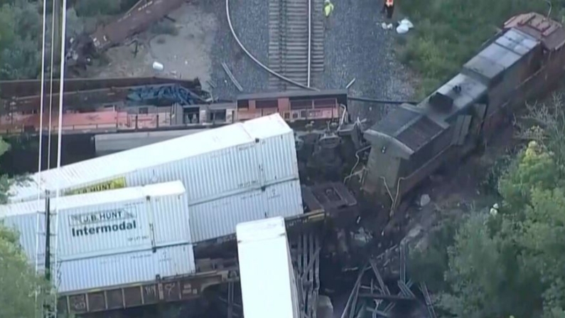 Investigadores trabajan en la escena, el viernes 23 de agosto de 2024, donde dos trenes de carga chocaron y descarrilaron en Boulder, Colorado, el jueves por la noche, (Denver7 via AP)