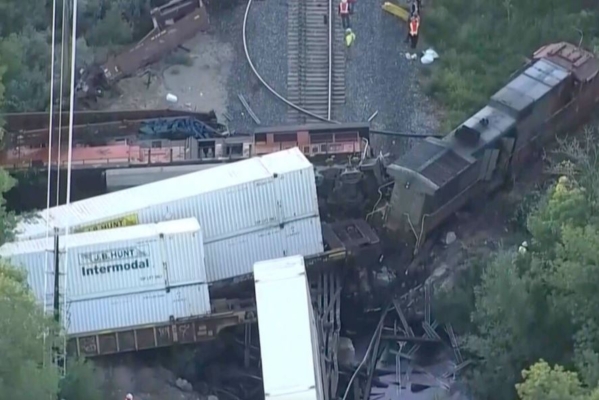 Investigadores trabajan en la escena, el viernes 23 de agosto de 2024, donde dos trenes de carga chocaron y descarrilaron en Boulder, Colorado, el jueves por la noche, (Denver7 via AP)