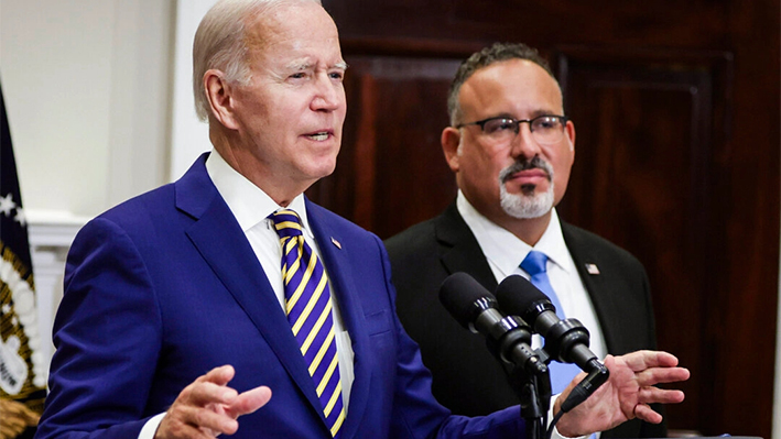 El presidente Joe Biden, acompañado por el secretario de Educación Miguel Cardona, habla sobre la deuda de los préstamos estudiantiles en la Sala Roosevelt de la Casa Blanca el 24 de agosto de 2022. Alex Wong/Getty Images
