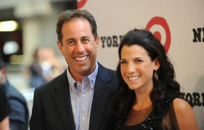 Jerry Seinfeld y su esposa, Jessica Seinfeld, asisten a la gran inauguración de Target East Harlem en Nueva York el 20 de julio de 2010. (Jason Kempin/Getty Images).