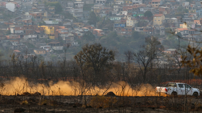 En una imagen de archivo, vista de las secuelas de un incendio en el parque Juquery en Franco de Rocha, Brasil, el 24 de agosto de 2021. (Miguel Schincariol/AFP vía Getty Images)