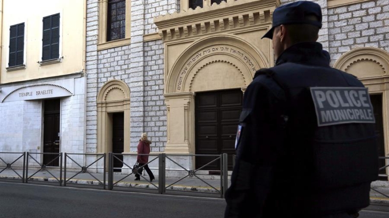 Imagen de archivo de un policía municipal ante una sinagoga en Niza (Francia). EFE/Sebastien Nogier