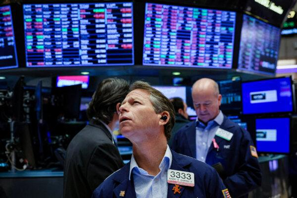 Operadores trabajan en la Bolsa de Nueva York (NYSE) el 9 de enero de 2024. Brendan (McDermid/Reuters)