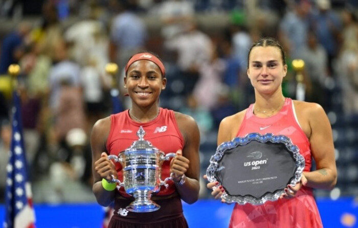 Coco Gauff, de Estados Unidos, y Aryna Sabalenka, de Bielorrusia, sostienen sus trofeos tras la victoria de Gauff en la final individual femenina del Abierto de Estados Unidos de tenis en el Centro Nacional de Tenis de la USTA en Nueva York el 9 de septiembre de 2023. (Angela Weiss/AFP vía Getty Images). 