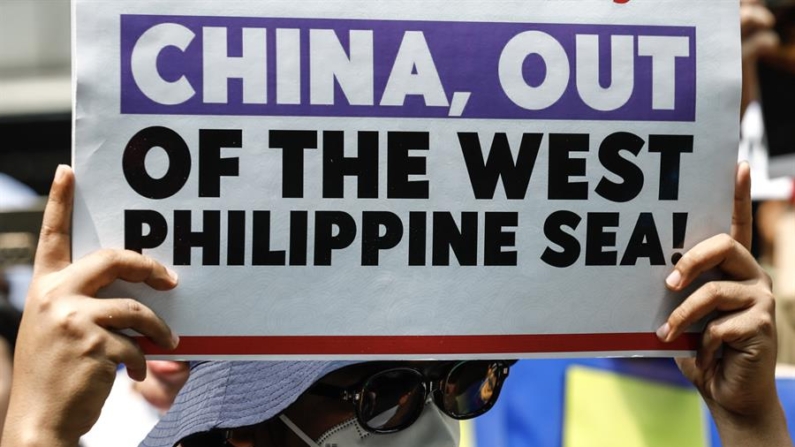 Cartel que pide a China que salga del mar de Filipinas Occidental (mar de China Meridional) en una protesta el pasado junio en Manila (Filipinas). EFE/EPA/Rolex Dela Pena 