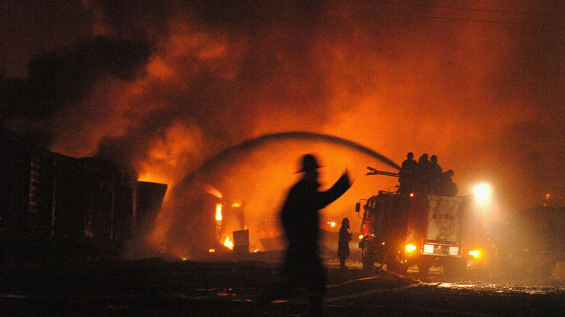 Bomberos chinos luchan contra las llamas, en una imagen de archivo. (China Photos/Getty Images)