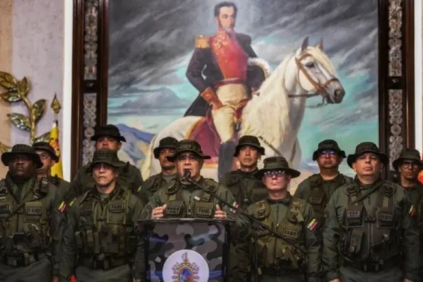 El ministro de Defensa de Venezuela, Vladimir Padrino López (C), habla durante una rueda de prensa en Caracas, Venezuela, el 30 de julio de 2024. (Stringer/AFP vía Getty Images)