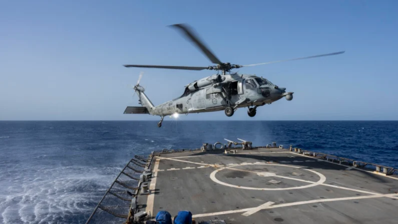 Un helicóptero HSC-7 aterriza en el destructor de misiles guiados de clase Arleigh Burke USS Laboon en el Mar Rojo, el 12 de junio de 2024. Bernat Armangue/Foto AP