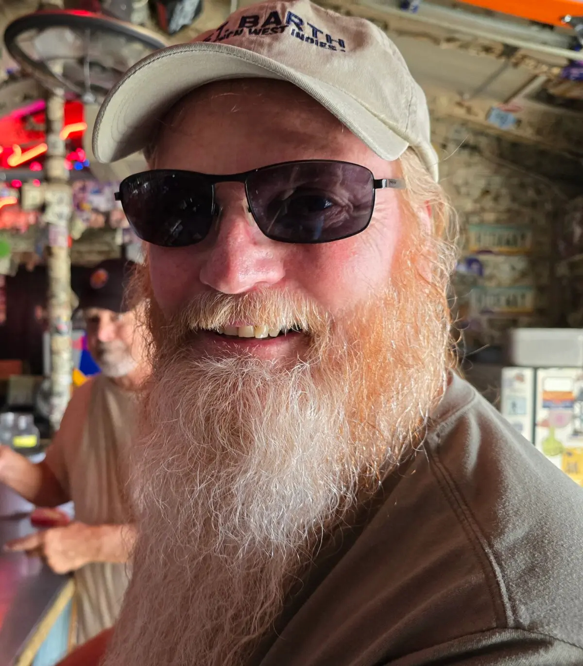 William, de 69 años, propietario de una Harley-Davidson en Cave Creek, Arizona, disfruta de la compañía en un bar local el 21 de agosto de 2024. (Allan Stein/The Epoch Times)