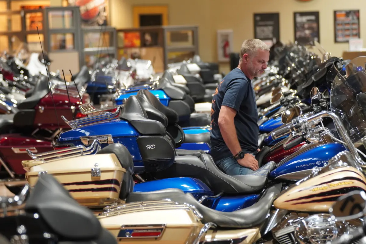 Un cliente reflexiona sobre una posible compra en Black Hills Harley-Davidson en Rapid City, Dakota del Sur, el 17 de junio de 2023. (Allan Stein/The Epoch Times)