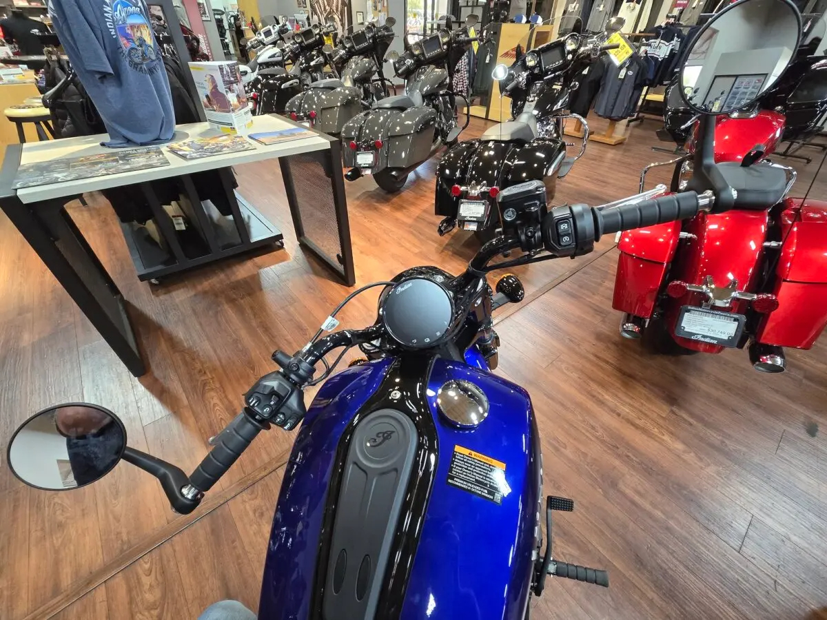 Vista desde el sillín de una motocicleta Indian en Indian Motorcycle Peoria, Arizona, el 21 de agosto de 2024. Allan Stein/The Epoch Times