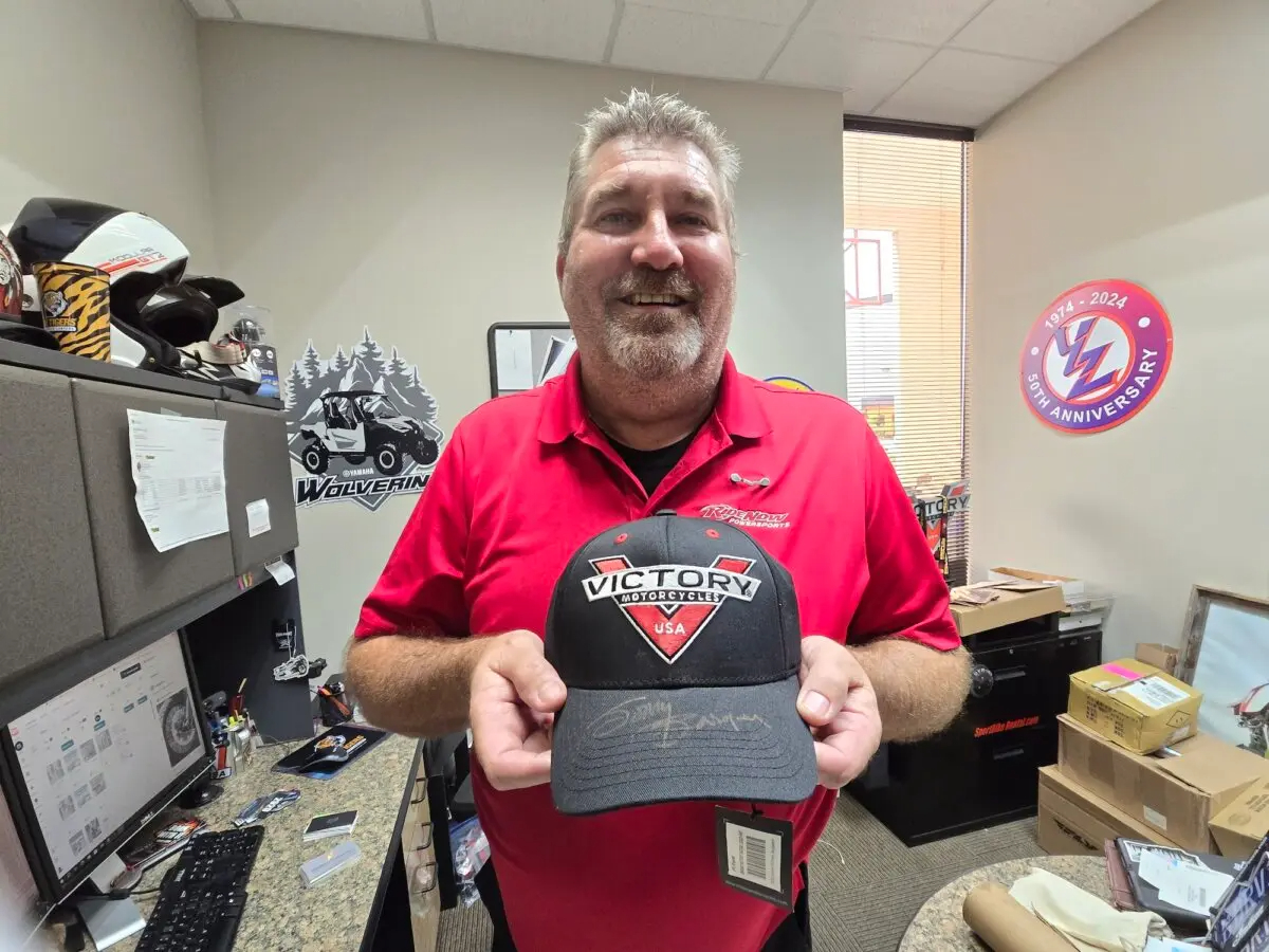 Quinn Keefe, director de marketing de Indian Motorcycle Peoria en Peoria, Arizona, muestra la gorra firmada que recibió como regalo de Sonny Barger, fundador del club de moteros Hell's Angels, el 21 de agosto de 2024. (Allan Stein/The Epoch Times)