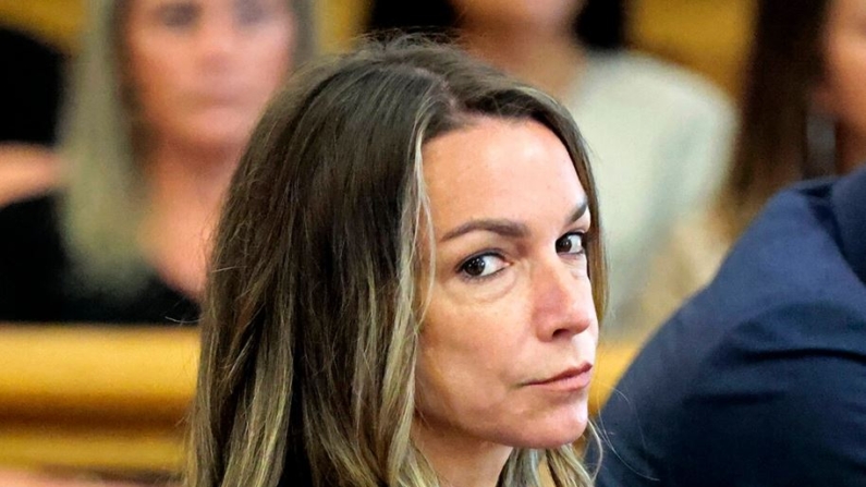 Karen Read mira hacia los miembros del jurado, mientras son recibidos por la juez Beverly J. Cannone durante su juicio en la Corte Superior de Norfolk en Dedham, Massachusetts, el lunes 1 de julio de 2024. (Pat Greenhouse/The Boston Globe vía AP, Pool)