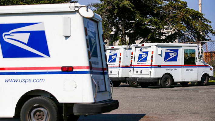 Vehículos de correo del Servicio Postal de EE.UU. en una fotografía de archivo. (Justin Sullivan/Getty Images)
