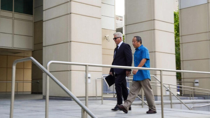 Ping Li y su abogado Daniel Fernández llegan al Tribunal de Distrito de los Estados Unidos para el Distrito Medio de Florida antes de una audiencia judicial en Tampa, Florida, el 23 de agosto de 2024. T.J. Muscaro/The Epoch Times