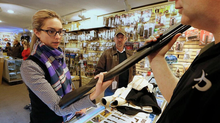 Un cliente examina una escopeta para comprar para protección del hogar en el campo de tiro Get Some Guns & Ammo en Salt Lake City, Utah, en una foto de archivo. George Frey/Getty Images