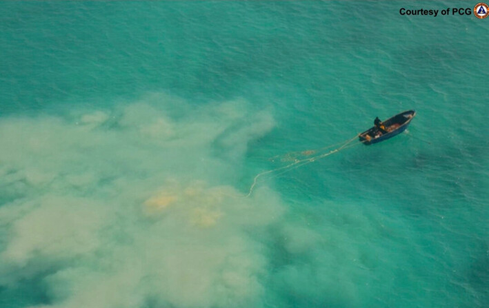 Un barco de servicio chino recorre el lecho marino en busca de almejas gigantes en Scarborough Shoal, en el disputado Mar de China Meridional, el 22 de abril de 2019. (Guardia Costera de Filipinas vía AP)