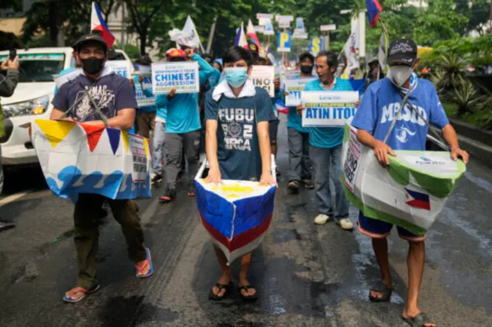 Pescadores y activistas filipinos visten trajes de barco para protestar contra la agresión china en el disputado Mar de China Meridional mientras organizan una concentración frente al consulado chino antes del Día de la Independencia en Makati, Filipinas, el 11 de junio de 2024. (Aaron Favila/Foto AP)