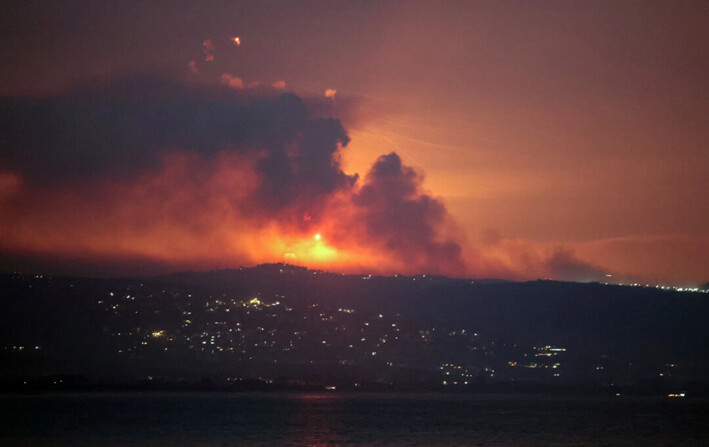 Humo y fuego en el lado libanés de la frontera con Israel, después de que Israel dijera que había notado que el grupo terrorista Hezbolá se preparaba para atacar a Israel y había llevado a cabo ataques contra objetivos de Hezbolá en el Líbano, como se vio desde Tiro, en el sur del Líbano, el 25 de agosto de 2024. (Aziz Taher/Reuters)