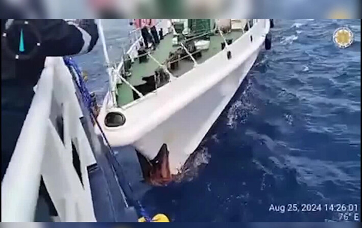 Una captura de pantalla de un vídeo muestra el momento de una colisión entre buques de la guardia costera de China y Filipinas. (Fuerza de Tarea Nacional para el Mar de Filipinas Occidental vía Reuters)