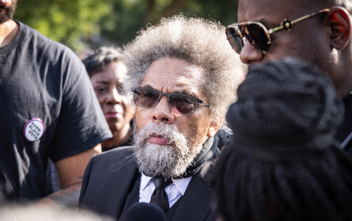 Cornel West habla por un alto el fuego en Gaza durante una protesta en Chicago, Illinois, el 22 de agosto de 2024. (John Fredricks/The Epoch Times)