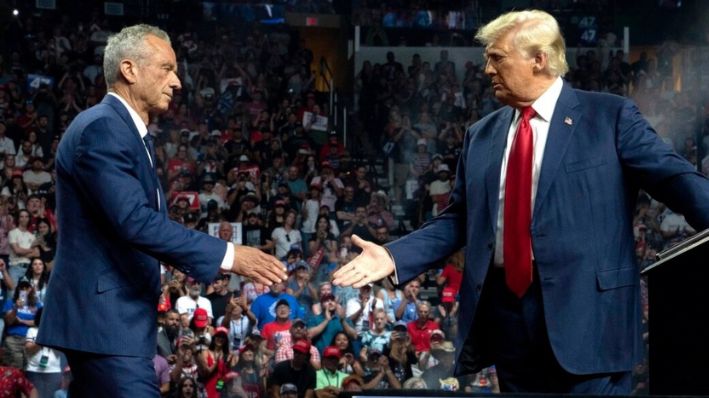 El candidato presidencial independiente Robert F. Kennedy Jr. y el candidato presidencial republicano, el expresidente Donald Trump (Der.), se dan la mano durante un mitin de campaña en el Desert Diamond Arena en Glendale, Arizona, el 23 de agosto de 2024. (Rebecca Noble/Getty Images)