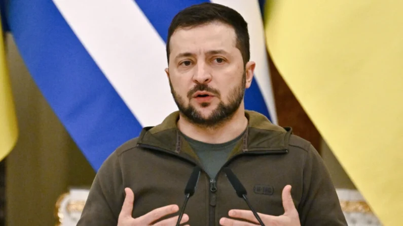 El presidente de Ucrania, Volodimir Zelenski, habla durante una conferencia de prensa con el presidente de Grecia en el palacio Mariinskiy, en Kiev, el 3 de noviembre de 2022. (GENYA SAVILOV/AFP vía Getty Images)