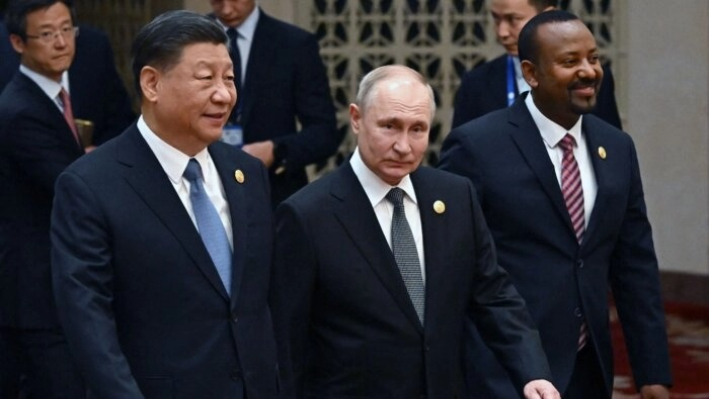 Esta fotografía de grupo distribuida por la agencia estatal rusa Sputnik muestra al presidente ruso Vladimir Putin y al presidente chino Xi Jinping dirigiéndose a una sesión de fotos de grupo durante el tercer Foro de la Franja y la Ruta para la Cooperación Internacional en el Gran Salón del Pueblo en Beijing el 18 de octubre de 2023. Grigory Sysoyev/POOL/AFP vía Getty Images