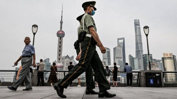 Policías paramilitares chinos caminan por el paseo Bund a lo largo del río Huangpu en el distrito de Huangpu en Shanghái, China, el 15 de junio de 2023. (Hector Retamal/AFP vía Getty Images)