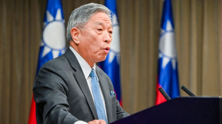 Tien Chung-kwang, viceministro de Asuntos Exteriores de Taiwán, habla durante una rueda de prensa en el Ministerio de Asuntos Exteriores (MAE) en Taipei el 15 de enero de 2024. (Sam Yeh/AFP vía Getty Images)