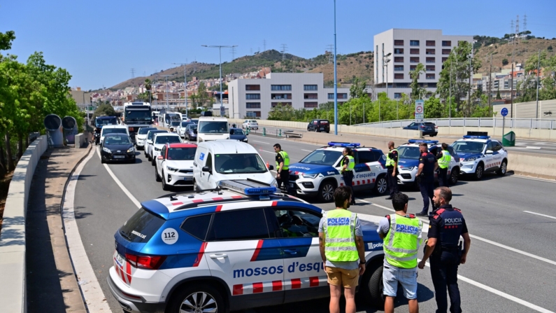 Agentes de los Mozos de Escuadra controlan coches en un corte de carretera en la Ronda Litoral de Barcelona el 8 de agosto de 2024. La policía había establecido bloqueos de carreteras en Barcelona y estaba registrando coches para tratar de encontrar a Puigdemont, según informaron los medios españoles. (Foto de MANAURE QUINTERO/AFP vía Getty Images)