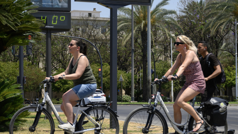 Imagen de archivo de varias personas en bicicleta por una calle del centro de Sevilla. EFE/Raúl Caro