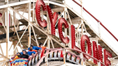 Famosa montaña rusa Cyclone de Coney Island cierra tras un fallo en mitad de la atracción