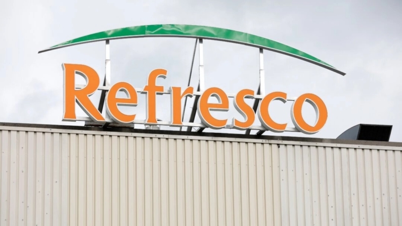 El logotipo de Refresco en el techo de una fábrica el 3 de octubre de 2017. (BAS CZERWINSKI/AFP vía Getty Images).
