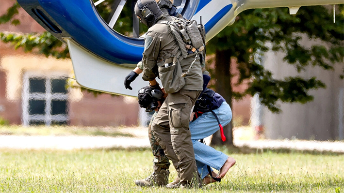 Issa Al H., acusado de un ataque con cuchillo en Soligen el 23 de agosto, es escoltado por la policía en Karlsruhe, Alemania, el 25 de agosto de 2024. Heiko Becker/Reuters
