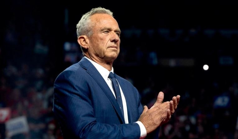 El candidato presidencial independiente Robert F. Kennedy Jr. aplaude durante un mitin de campaña del candidato presidencial republicano, el expresidente Donald Trump en el Desert Diamond Arena en Glendale, Airz. el 23 de agosto de 2024. (Rebecca Noble/Getty Images)