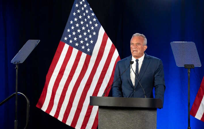 El candidato presidencial independiente Robert F. Kennedy Jr. pronuncia un discurso en el Renaissance Phoenix Downtown Hotel, en Phoenix, Arizona, el 23 de agosto de 2024. (Rebecca Noble/Getty Images)