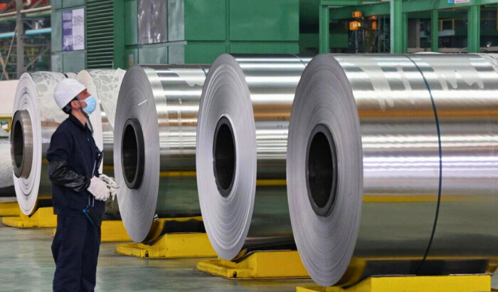 Un empleado observa rollos de acero en una fábrica de Nantong, en la provincia oriental china de Jiangsu, el 1 de marzo de 2022. (AFP vía Getty Images)