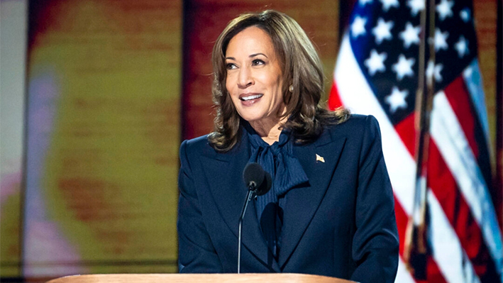 La vicepresidenta y candidata presidencial demócrata Kamala Harris habla durante el último día de la Convención Nacional Demócrata en Chicago el 22 de agosto de 2024. (Madalina Vasiliu/The Epoch Times)
