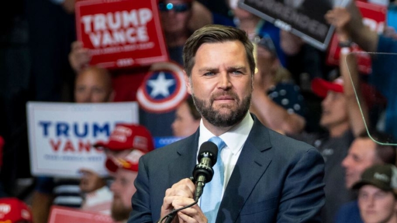 Candidato republicano a la vicepresidencia, el senador JD Vance, habla en el Van Andel Arena de Grand Rapids, Michigan, el 20 de julio de 2024. (Madalina Vasiliu/The Epoch Times)