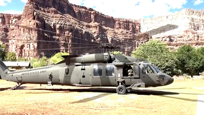 Un helicóptero Blackhawk aterriza en la reserva india de Havasupai, en Arizona, el 24 de agosto de 2024. (DVIDS vía AP/Screenshot vía The Epoch Times)
