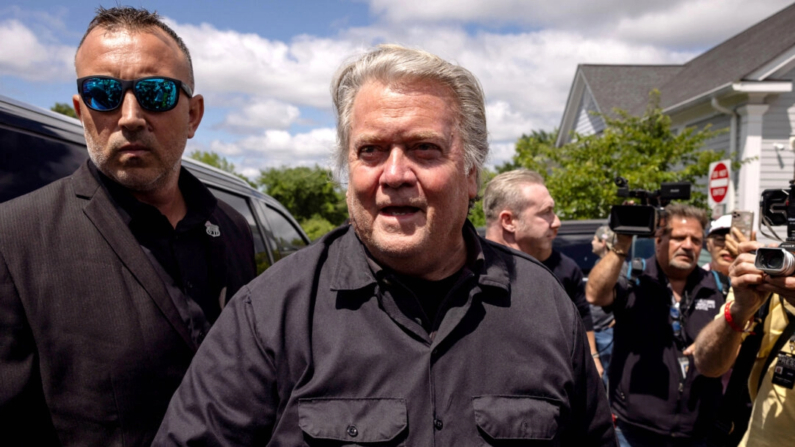 El exestratega jefe de la Casa Blanca, Steve Bannon, llega a una rueda de prensa a las afueras de la institución correccional federal de Danbury, en el estado de Connecticut, el 1 de julio de 2024. Yuki Iwamura/AFP vía Getty Images
