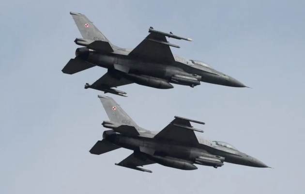 Aviones de combate F-16 de la Fuerza Aérea polaca vuelan en formación durante ejercicios militares en la base aérea de Starokostiantyniv en la región de Khmelnytskyi, Ucrania, el 12 de octubre de 2018. (Gleb Garanich/Reuters)